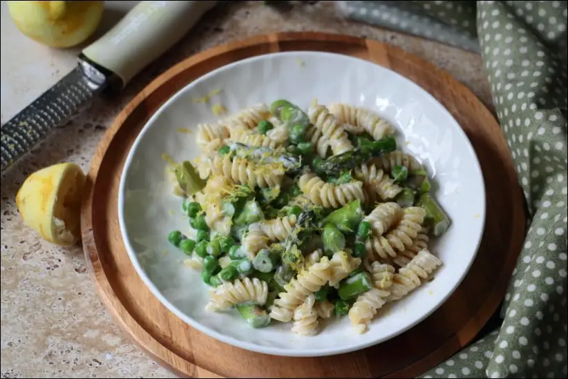 pâtes crémeuses aux asperges et petits pois