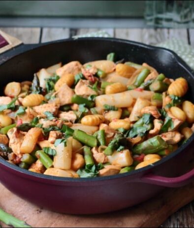 poêlée de poulet aux asperges et gnocchis grillés