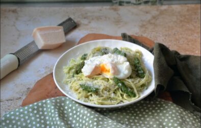 tagliatelles à la crème d'asperges et oeufs pochés