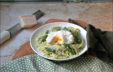 tagliatelles à la crème d'asperges et oeufs pochés