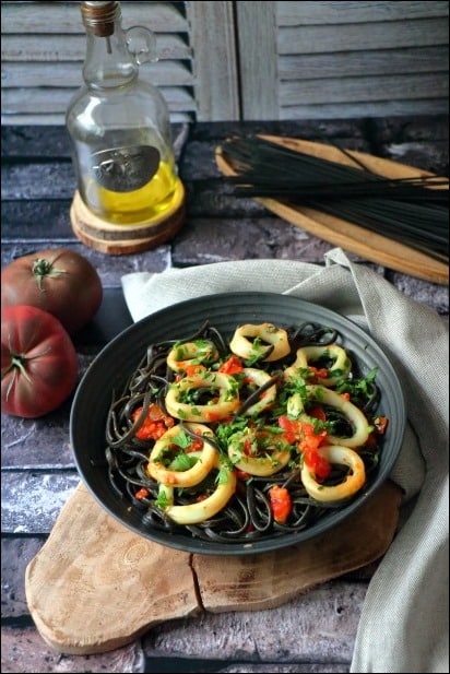 Linguine-encre-seiche-encornets-ail-mijote-tomate (1) accompagnement pates encre de seiche