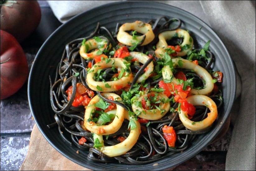 Linguine-encre-seiche-encornets-ail-mijote-tomate (10) pates encre de seiche encornet
