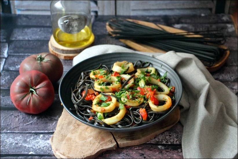 Linguine-encre-seiche-encornets-ail-mijote-tomate (12) pates encre de seiche calamars tomate