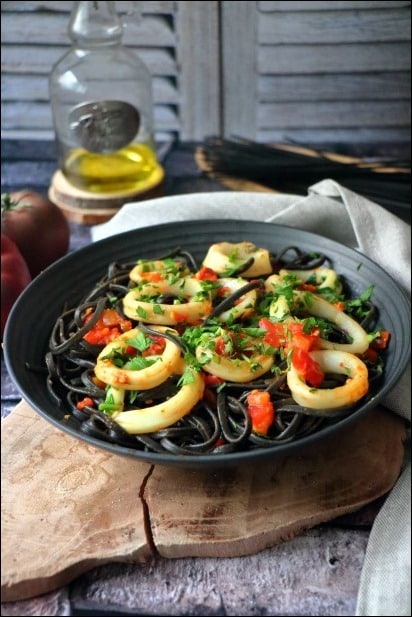 Linguine-encre-seiche-encornets-ail-mijote-tomate (2) avec quoi manger pates encre de seiche