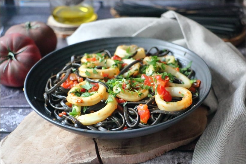 pâtes encre de seiche encornets persillade tomate