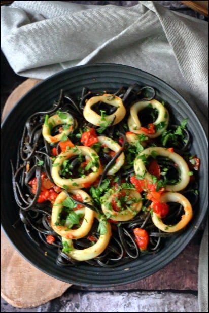 Linguine-encre-seiche-encornets-ail-mijote-tomate (7) Linguine-encre-seiche-encornets-ail-mijote-tomate (7)