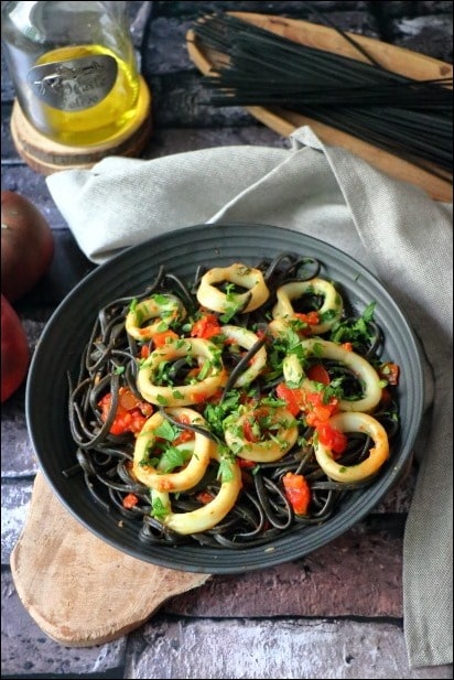 Linguine-encre-seiche-encornets-ail-mijote-tomate (8) avec quoi manger des pates a l encre de seiche