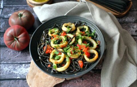 linguine à l'encre de seiche encornets à l'ail et mijoté de tomate