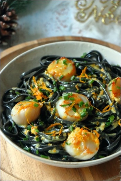 Linguine-encre-seiche_noix-saint-jacques-sauce-orange (13) saint jacques et pates à l encre de seiche