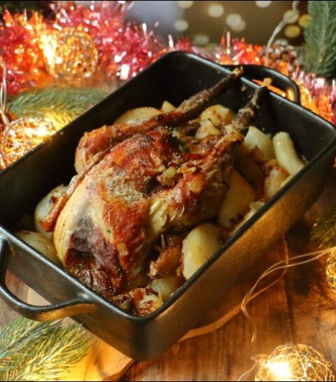 pintade farcie au pain d'épices poires et navets poêlés